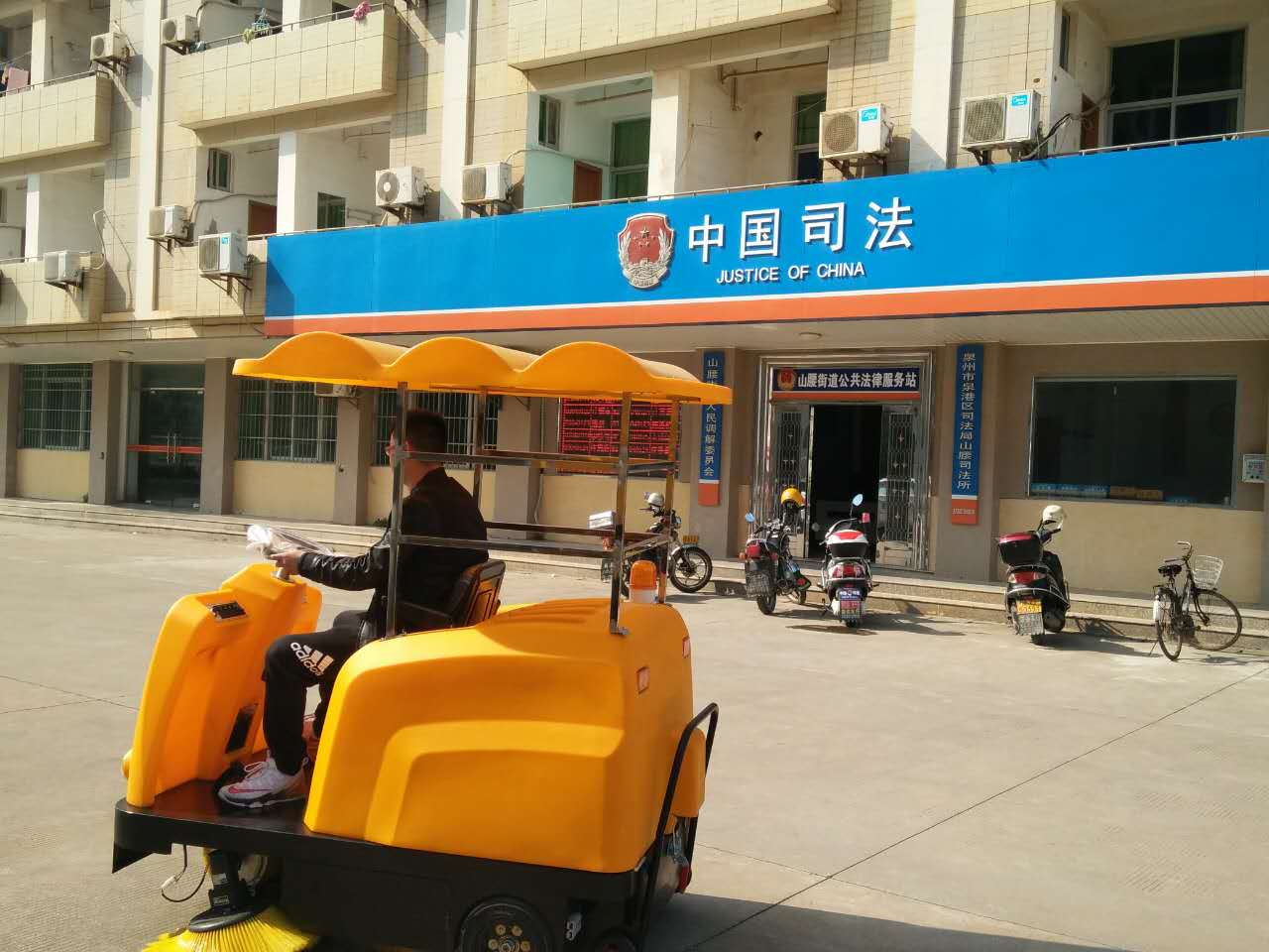 驚！一輛潔博士路面清掃機，惹得員工搶著干活？